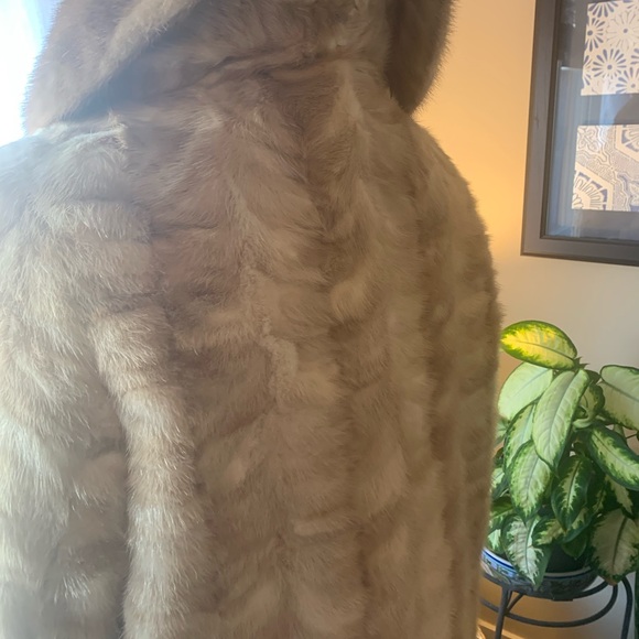 This gorgeous near perfect condition blonde Mink is by Mironoff Furs - Picture 2 of 9